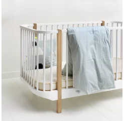 Lit Bébé évolutif Wood - Chêne -Magasin De Meubles Pour Enfants 041424 lit bebe wood chene oliver furniture 1 1264x1234