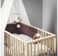 Lit Bébé Linea Leander - Chêne -Magasin De Meubles Pour Enfants ambiance lit bebe leander 1 1264x1234 1