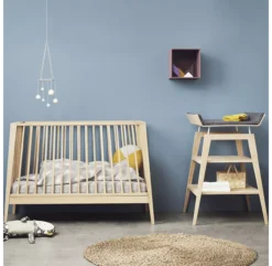 Lit Bébé Linea Leander - Chêne -Magasin De Meubles Pour Enfants ambiance lit bebe table a langer leander 1 1264x1234
