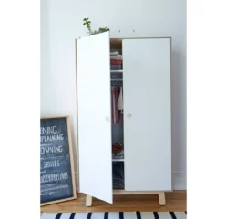 Armoire Merlin - Blanc/Bouleau -Magasin De Meubles Pour Enfants armoire merlin bouleau oeuf nyc 3 1264x1234