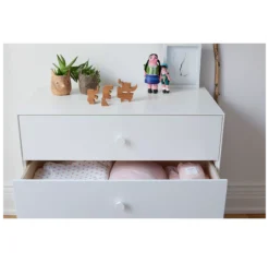 Commode Merlin Sparrow 3 Tiroirs - Blanc -Magasin De Meubles Pour Enfants commode merlin blanc oeuf nyc 2 1264x1234 2