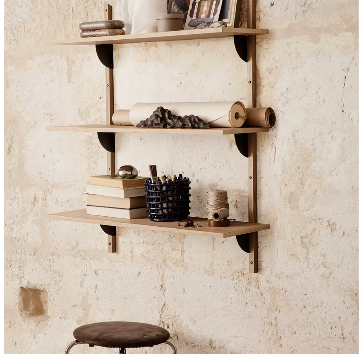 Ferm LIVING Etagère Sector Triple T/W - Chêne/Noir 4 Ferm LIVING Etagère Sector Triple T/W - Chêne/Noir – Image 2