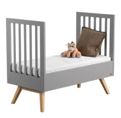 VOX Lit Bébé évolutif 70 X 140 Nature - Gris Anthracite -Magasin De Meubles Pour Enfants lit bebe 70x140 nature grey vox 2 1264x1234