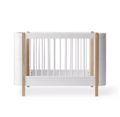 Lit Bébé évolutif Mini+ Wood Sans Kit De Conversion - Blanc/Chêne -Magasin De Meubles Pour Enfants lit bebe evolutif wood mini plus sans kit chene oliver furniture 1 1264x1234