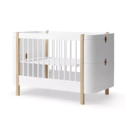 Lit Bébé évolutif Mini+ Wood Sans Kit De Conversion - Blanc/Chêne -Magasin De Meubles Pour Enfants lit bebe evolutif wood mini plus sans kit chene oliver furniture 3 1264x1234