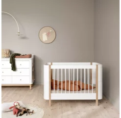 Lit Bébé évolutif Mini+ Wood Sans Kit De Conversion - Blanc/Chêne -Magasin De Meubles Pour Enfants lit bebe evolutif wood mini plus sans kit chene oliver furniture 6 1264x1234
