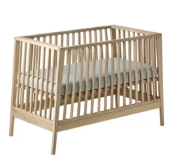 Lit Bébé Linea Leander - Chêne -Magasin De Meubles Pour Enfants lit bebe linea naturel matelas bleu leander 4 1264x1234