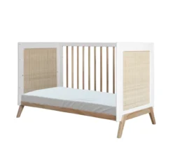 Lit Bébé évolutif Cèdre Et Rotin Marélia 60x120cm - Blanc -Magasin De Meubles Pour Enfants lit bebe rotin marelia blanc 60x120 theo 3 1264x1234