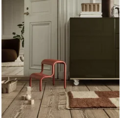 Ferm LIVING Tabouret Marche-pied Up Step - Rouge -Magasin De Meubles Pour Enfants marche pieds step rouge ferm living 4 1264x1234